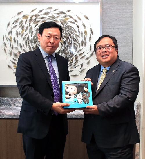 지난달 28일 신동빈 롯데그룹 회장(좌측)이 밤방 브로조네고로 인도네시아 국가개발기획부 장관과 면담을 가진 뒤 기념선물을 전달하고 있다. 롯데그룹 제공