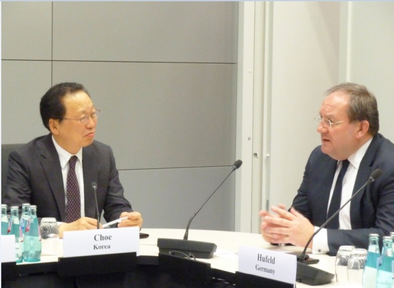 최흥식 금융감독원장(왼쪽)이 펠릭스 후펠트 독일 금융감독청 청장(오른쪽)과 면담을 하고 있다./사진제공=금융감독원