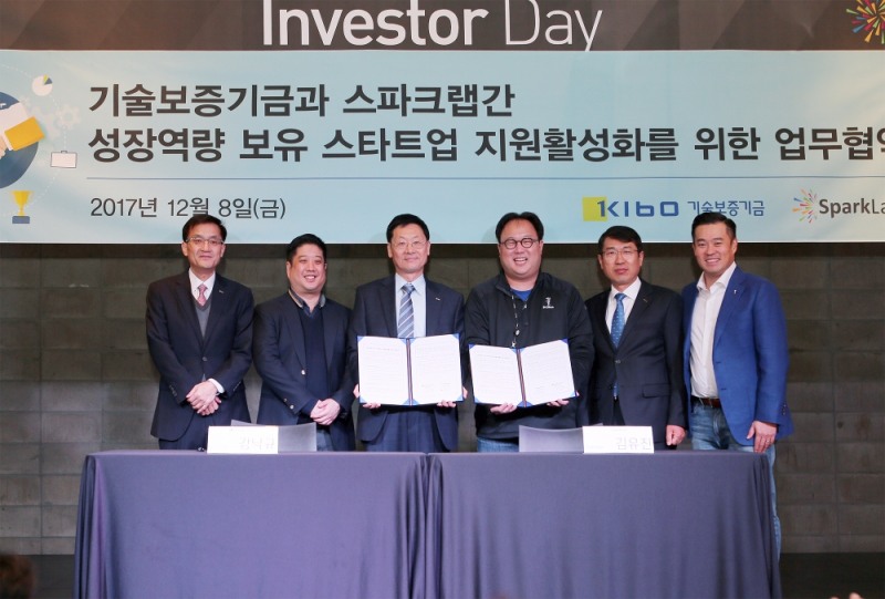 △강낙규 기술보증기금 전무이사(왼쪽에서 세번째)와 김유진 스파크랩 공동대표(왼쪽에서 네번째)가 협약식 후 기념촬영을 하고 있다./사진=기술보증기금