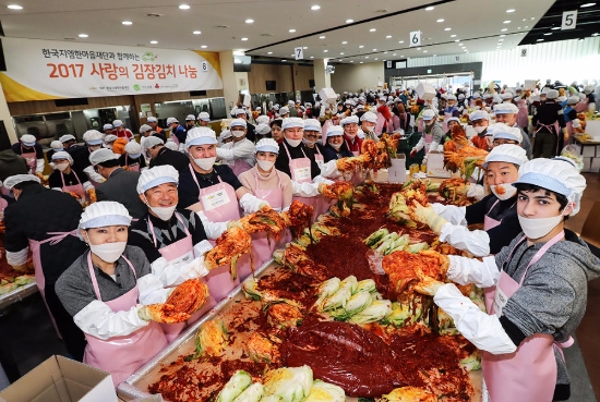 9일 사회복지법인 한국지엠한마음재단(이하 ‘한국지엠 복지재단’)이 한국지엠 부평 본사에서 ‘사랑의 김장김치 나눔’ 행사를 갖고, 총 12톤의 김장김치를 수도권 지역에 위치한 사회복지시설 60곳에 전달했다. 한국지엠 카허 카젬 사장을 비롯해 자원봉사에 나선 봉사자들이 정성껏 만든 김치를 들어보이며 환하게 웃고 있는 장면. 사진=한국지엠.