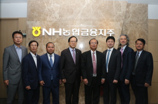 지난 9월 29일 서대문 농협금융지주 본관에서 김용환 농협금융회장(왼쪽에서 4번째)이 캄보디아 우정통신부 뜨람 이우 뜩 (Tram Iv Tek)장관(왼쪽에서 5번째)과 기념촬영을 하고 있다. / 사진제공= 농협금융지주