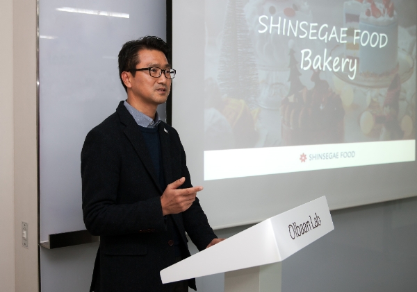 지난 8일 서울 성수동 신세계푸드 올반랩에서 김철순 신세계푸드 베이커리 지원팀장이 사업 현황 및 목표를 발표하고 있다. 신세계푸드 제공