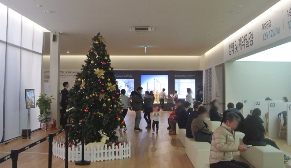 지난달 8일 문을 연 'e편한세상 동래온천' 견본주택에 관람객들이 방문했다. 사진=대림산업.