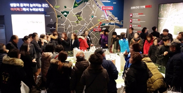 지난 1일 문을 연 현대산업개발 '강릉아이파크' 견본주택에 실수요자들이 방문해 둘러보고 있다. 사진=현대산업개발.