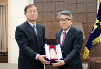 KEB하나은행은 지난 8일 금융소비자연맹으로 부터 2017년 하반기 금융상품∙서비스 소비자 품질 인증'을 획득했다. 시상식 후 김재영 KEB하나은행 신탁사업단 전무(사진 오른쪽)와 김진화 금융소비자연맹 심사위원회 위원장이 기념촬영을 하고 있다. / 사진제공= KEB하나은행