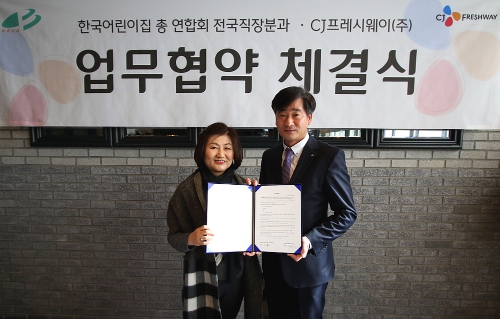 윤성환 CJ프레시웨이 영업본부장(우측)과 최문희 한국어린이집총연합회 전국직장분과위원회 위원징이 지난 8일 업무협약을 체결한 뒤 기념촬영을 하고 있다. CJ프레시웨이 제공