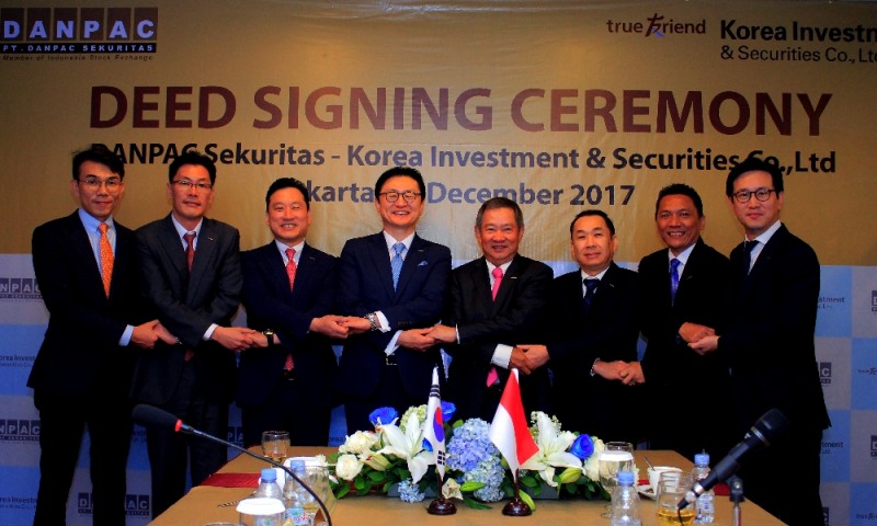 한국투자증권이 12일 인도네시아 자카르타에 위치한 단빡(Danpac)증권 본사에서 단빡증권과 인수 체결식을 하고 기념촬영을 하고 있다. 이날 행사에는 한국투자증권 유상호 사장(왼쪽 네번째), 김성환 총괄부사장(왼쪽 세번째)과 단빡증권 대주주 죠니(Johnny)(오른쪽 네번째), 페리얀또 보엔뜨랑(Feryanto Boentran)(오른쪽 세번째), 모낭 실라라히(Monang Silalahi)(오른쪽 두번째)등이 참석했다.