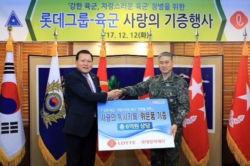 12일 서울 용산구 국방부 내 육군회관에서 황각규 롯데지주 사장(좌측)이 김용우 육군 참모총장에게 청춘책방과 위문품 기증식을 진행하고 기념촬영을 하고 있다. 롯데그룹 제공