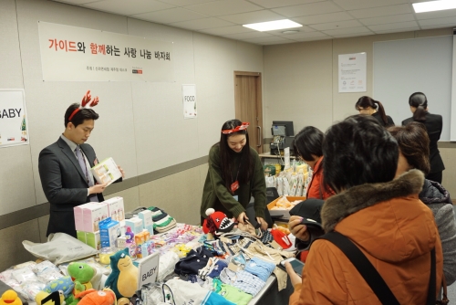 지난 12일 신라면세점 제주점에서 개최한 연말 자선 바자회에서 임직원들과 여행사 가이드들이 물품을 구매하고 있다. 호텔신라 제공