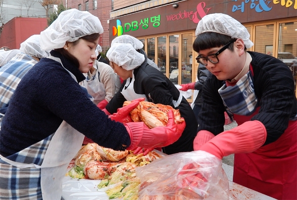 △DB생명과 ㈜웨딩앤아이엔씨 임직원들이 김장나눔 행사로 이웃 사랑을 실천하고 있다. / 사진=DB생명
