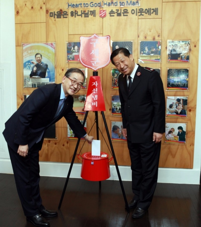 △13일 구세군 중앙회관을 방문한 박찬종 현대해상 대표이사(왼쪽)가 성금을 기부하고 있다. / 사진=현대해상