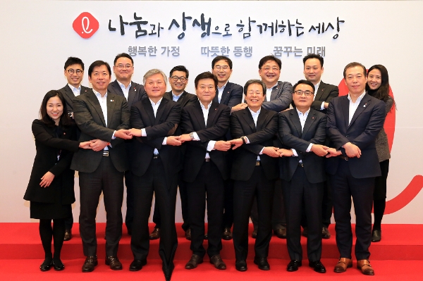 13일 롯데 사회공헌위원회가 서울 잠실 시그니엘 호텔에서 ‘제4차 사회공헌위원회’ 논의를 진행하고 기념촬영을 하고 있다. 이날 행사에는 소진세 롯데그룹 사회공헌위원회 위원장(앞줄 좌측부터 네번째)을 비롯, 문형구 고려대학교 교수(앞줄 좌측부터 세번째), 목영준 김앤장 사회공헌위원회 위원장(앞줄 좌측부터 다섯번째), 장선욱 롯데면세점 대표(앞줄 좌측부터 여섯번째), 이완신 롯데홈쇼핑 대표(앞줄 우측 첫번째) 등 사회공헌위원회 내‧외부 위원 13명이 참석했다.