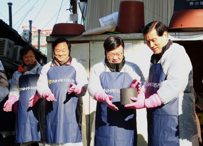 김원규 NH투자증권 사장(사진 오른쪽 두번째)과 임직원 40여명이 13일 영등포 쪽방촌을 방문해 연탄과 생필품을 나누는 봉사활동을 진행했다./자료=NH투자증권