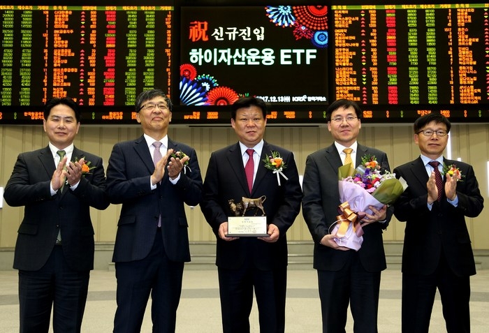 하이자산운용 ETF 신규진입 상장기념식. (왼쪽부터)이석원 하이자산운용 주식운용 본부장, 이은태 한국거래소 유가증권시장본부장, 최영권 하이자산운용 대표이사, 윤경목 하이자산운용 마케팅 본부장, 김성태 한국거래소 유가증권시장본부장보.