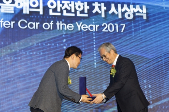 13일 국토교통부가 주관하는 ‘2017 올해의 안전한 차’ 시상식에서 BMW 그룹 코리아 김효준 대표(오른쪽)가 김채규 국토교통부 자동차관리관으로부터 최우수상을 수여 받고 있다. 사진=BMW그룹 코리아.