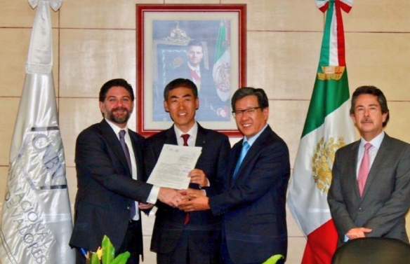 신한은행 멕시코 현지법인의 구형회 법인장(왼쪽에서 두번째)이 멕시코 금융당국CNBV 하이메 곤잘레스 원장(왼쪽 첫번째)으로부터 영업인가서를 전달받고 있다. / 사진제공= 신한은행
