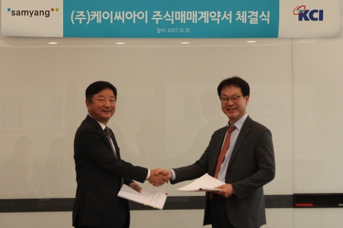 15일 법무법인 세종에서 박순철 삼양사 대표(좌측)와 윤광호 KCI 대표가 매매계약 체결 후 기념 촬영을 하고 있다. 삼양사 제공