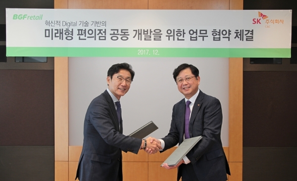 지난 15일 분당 SK U타워에서 박재구 BGF리테일 사장(좌측)과 안정옥 SK C&C 사업대표가 ‘미래형 편의점 공동 개발’ 업무협약을 체결한 뒤 기념촬영을 하고 있다. BGF리테일 제공
