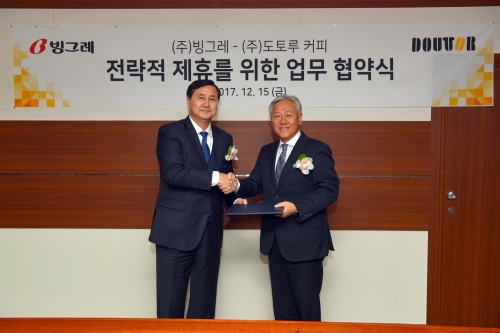 지난 15일 중구 빙그레 본사에서 박영준 빙그레 대표이사(좌측)와  호시노 마사노리 도토루 커피 사장이 업무협약을 체결하고 기념촬영을 하고 있다. 빙그레 제공