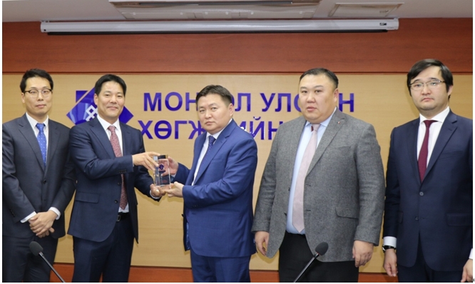 15일 몽골국책은행 본사에서 열린 몽골 국책은행 CD 판매 기념식 촬영에서 라이노스자산운용측( 왼쪽부터 라이노스자산운용 배상혁이사, 전명호 대표이사)과 관계자(왼쪽 세번째부터 몽골산업은행 앵크바트 촐룬바트 수석부행장, 초질발보 바야라 부행장, 암갈란 바툴가 이사)측이 포즈를 취하고 있다.
