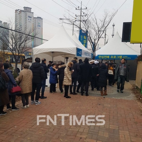 15일 문을 연 GS거설 '일산자이 2차' 견본주택에 실수요자들이 줄을 서고 있다.