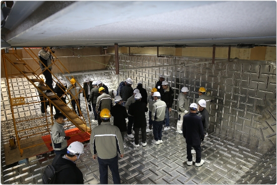 18일 대우조선해양 에너지시스템 실험센터에서 선주 및 선급 관계자들이  솔리더스 실물모형을 둘러보고 있다. 사진=대우조선해양,