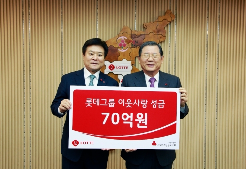 18일 서울 중구 사랑의열매회관에서 소진세 롯데사회공헌위원회 위원장(좌측)이 허동수 사회복지공동모금회장에게 기부금을 전달하고 기념촬영을 하고 있다. 롯데 제공