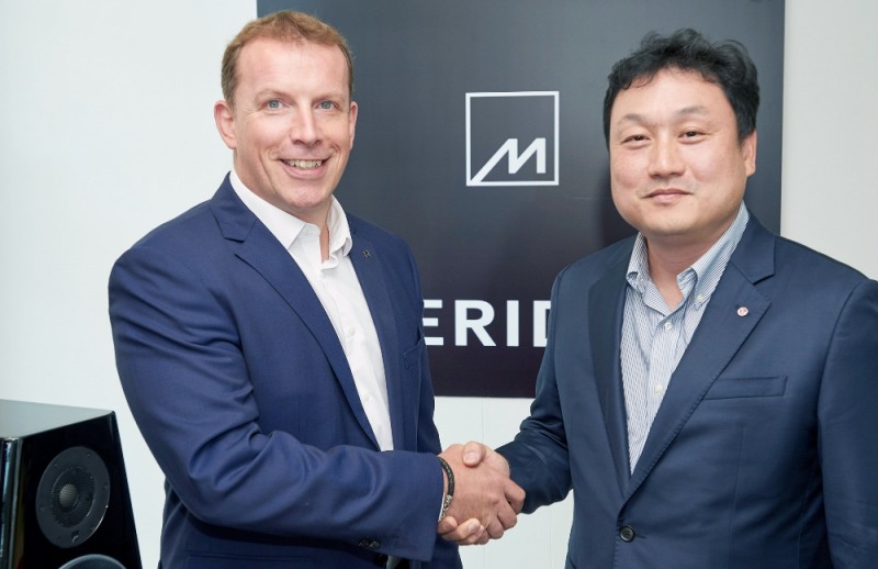 △영국 헌팅턴에 위치한 메르디안 오디오 본사에서 서영재 LG전자 HE사업본부 CAV사업담당 상무(오른쪽)와 존 뷰캐넌 메리디안 CEO가 악수를 하고 있다