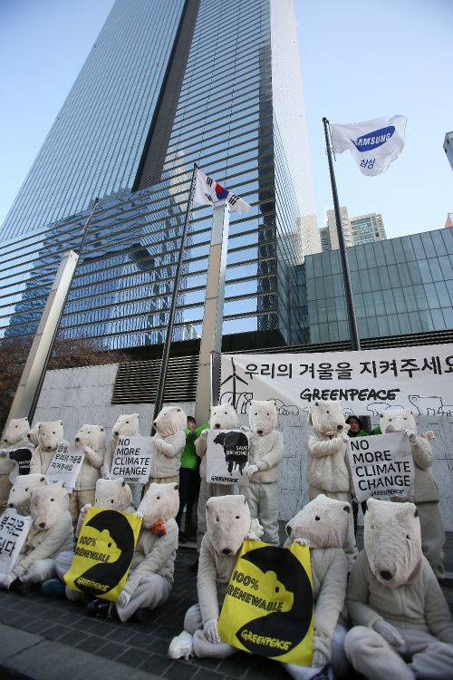 △삼성전자 글로벌 전략회의 마지막 날인 19일 오전 서울 서초구 삼성전자 사옥 앞에서 그린피스 활동가들이 삼성전자에 재생가능에너지 사용 약속을 촉구하는 이색 퍼포먼스를 하고 있다