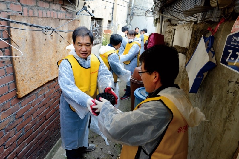 유진투자증권 임직원은 지난 2015년에도 불우이웃돕기 연탄배달봉사를 했다. 사진은 봉사 진행 모습./이미지 제공=유진투자증권