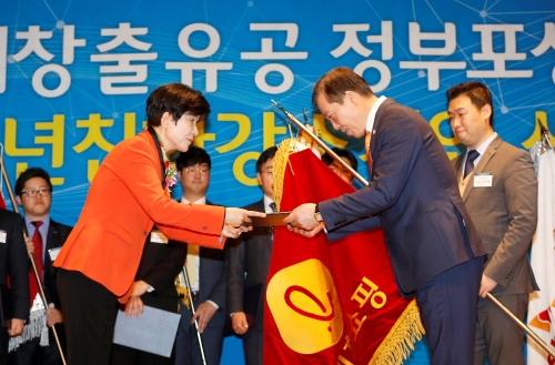 19일 서울 여의도 중소기업회관에서 개최된 ‘2017 일자리창출 유공 정부포상 시상식’에서 이완신 롯데홈쇼핑 대표(우측)이 김영주 고용노동부 장관으로부터 대통령 표창을 수상하고 있다. 롯데홈쇼핑 제공