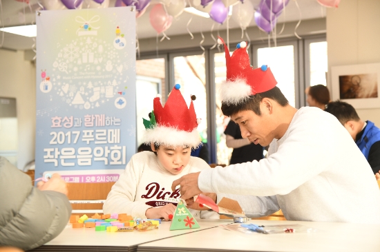 19일 ‘효성과 함께하는 2017 푸르메 작은음악회’에서 푸르메재단 홍보대사 이근호 축구선수가 장애어린이와 즐거운 시간을 보내고 있다. 사진=효성.