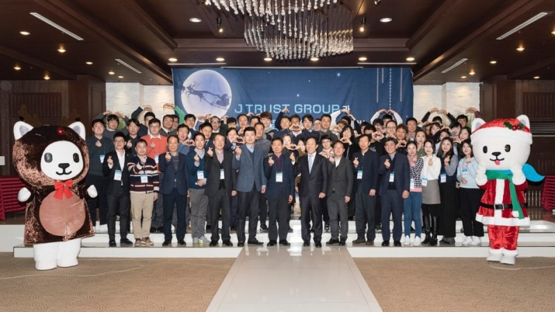 △J트러스트 그룹은 지난 19일 경기도 성남 분당의 베어캐슬 컨벤션홀에서 성남 지역 복지관 소속 아동 50명과 함께 ‘아주 행복한 크리스마스 파티’를 진행했다./사진=J트러스트 그룹