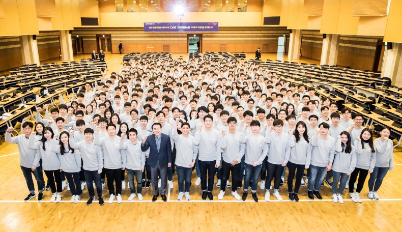 신한금융그룹은 신한은행 등 10개 그룹사에서 채용한 신입직원 480명을 대상으로 지난 18일부터 4박 5일간 경기도 기흥에 위치한 신한은행 연수원에서 그룹 신입직원 공동연수를 진행하고 있다고 밝혔다. 사진은 공동연수 셋째날인 20일 오전 조용병 신한금융지주 회장이 연수원을 찾아 강연을 마치고 신입직원들이 기념 촬영을 하는 모습. / 사진제공= 신한금융지주
