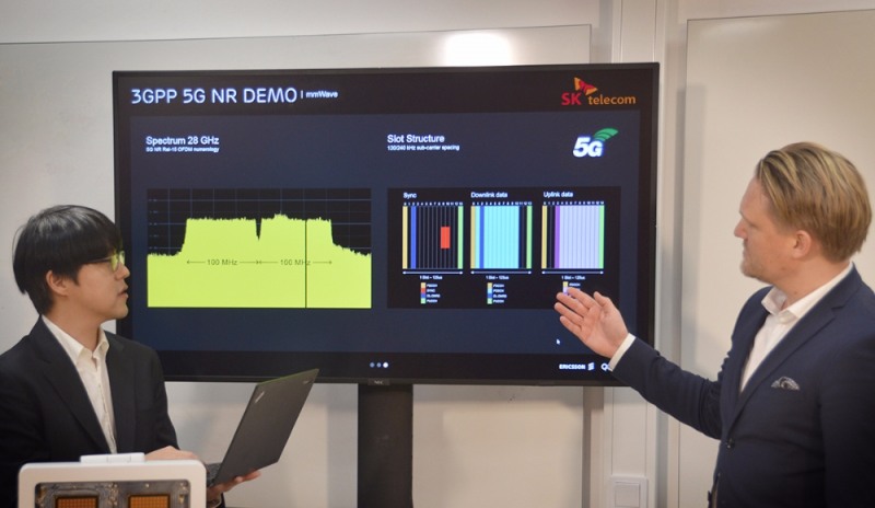 △SK텔레콤과 에릭슨 연구원들이 스웨덴 스톡홀름 에릭슨 본사에서 5G 표준 규격 기반 기지국, 단말 등을 활용해 5G 초고속 데이터 통신, 반응속도 0.001초 이내 초저지연 데이터 전송 등 핵심 기술을 시연하고 있다