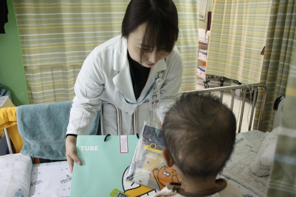 △흥국생명에서 준비한 크리스마스 선물세트가 서울대병원 소아병동 환아들에게 전달되고 있다. / 사진=흥국생명