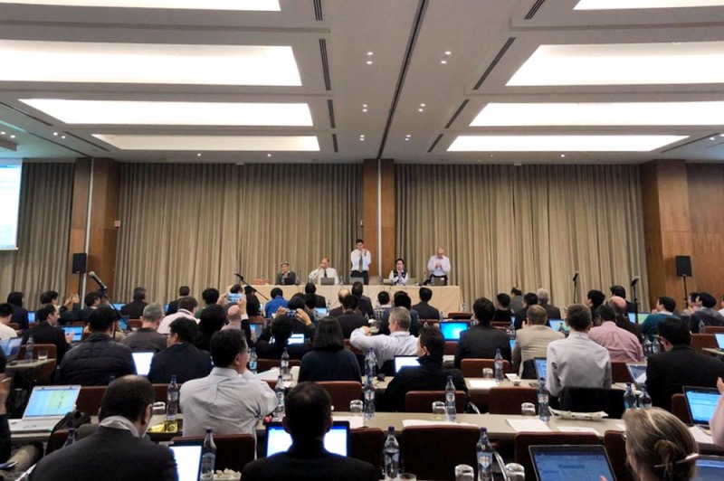 △21일 리스본 3GPP 총회장에서 참석자들이 5G NSA 표준 개발 완료 선언을 축하하고 있다