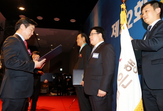 BNK경남은행 손교덕 은행장(사진 오른쪽 두번째)이 21일 서울 여의도 중소기업중앙회에서 열린 ‘제22회 중소벤처기업 금융지원 시상’에 참석해 홍종학 장관으로부터 ‘대통령 표창’을 받고 있다. / 사진제공= BNK경남은행