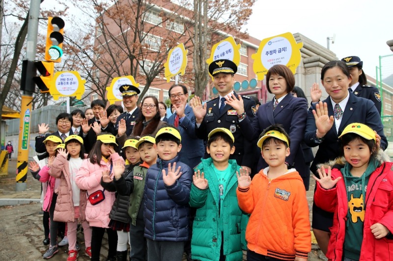 △지난해 12월 '기부드라이빙' 캠페인으로 어린이 교통사고 예방을 위한 노란색 신호등을 설치한 모습