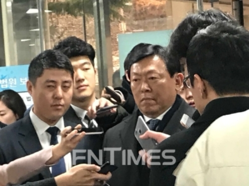 신동빈 롯데그룹 회장이 22일 서울중앙지방법원에서 열린 롯데 총수일가 경영비리 1심 선고공판을 마친 뒤 기자들의 질문에 답하고 있다. 신미진 기자