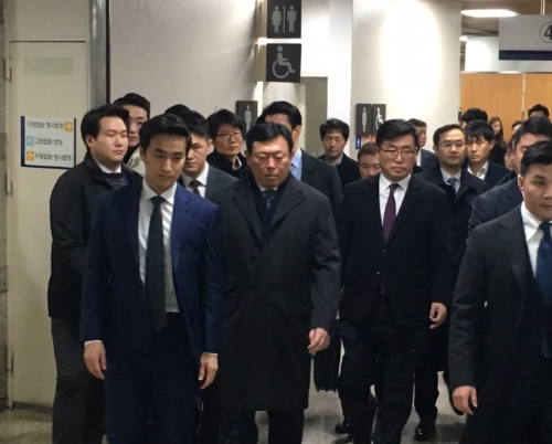 신동빈 롯데그룹 회장(두번째 줄 좌측에서 두번째)이 22일 서울중앙지방법원에서 열린 롯데 총수일가 경영비리 1심 선고를 마친 뒤 법정을 나서고 있다. 신미진 기자