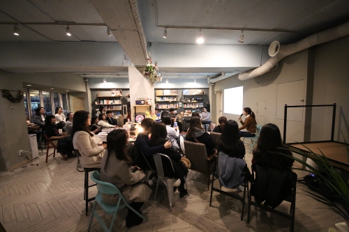 롯데백화점 문화센터 북카페 강연 모습. 롯데백화점 제공