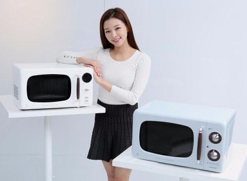 △‘더 클레식’ 크림화이트 컬러 전자식 모델(왼쪽)과 시티블루 컬러 기계식 모델