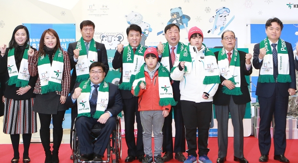 KEB하나은행은 27일 서울 을지로 신축본점에서 2018 평창 동계올림픽대회 및 동계패럴림픽대회 조직위원회와 평창 동계올림픽의 성공적 개최를 위한 서울지역 홍보관인 "2018 평창 올림픽 & 패럴림픽 하우스"를 개관했다. 이날 개관식에는 (사진 뒷줄 왼쪽부터) 전다혜 전 쇼트트랙 국가대표 선수, 최민경 전 쇼트트랙 국가대표 선수, 차범근 2017 FIFA 20세 월드컵 조직위원회 부위원장, 함영주 KEB하나은행장, 이희범 조직위원장, 장명희 아시아빙상연맹 회장, 최승호 MBC 사장, (사진 앞줄 왼쪽부터) 이명호 대한장애인체육회장, 홍승예 횡계초등학교 스키점프팀 선수, 홍승주 횡계초등학교 스키점프팀 선수가 대회 성공 개최를 기원하고 있다. / 사진제공= KEB하나은행