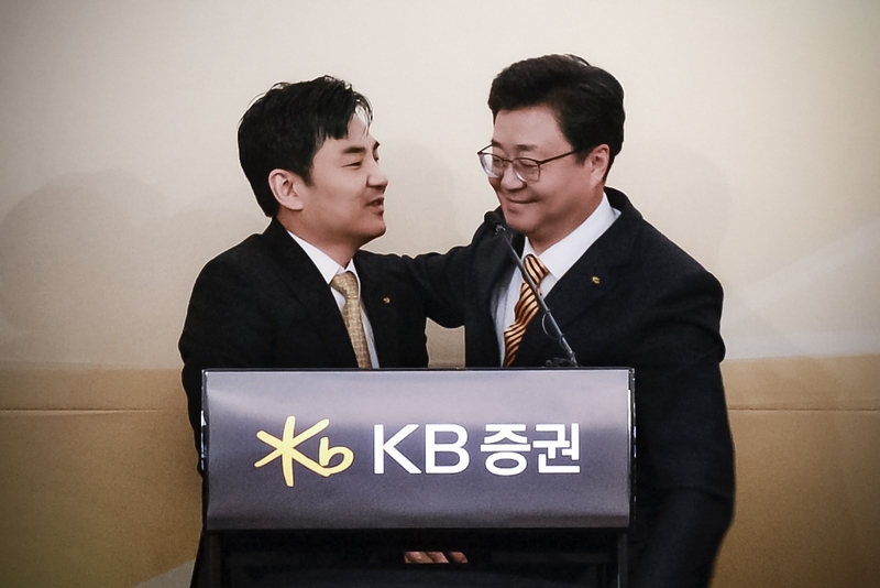 (왼쪽)윤경은 KB증권 대표, 전병조 KB증권 대표