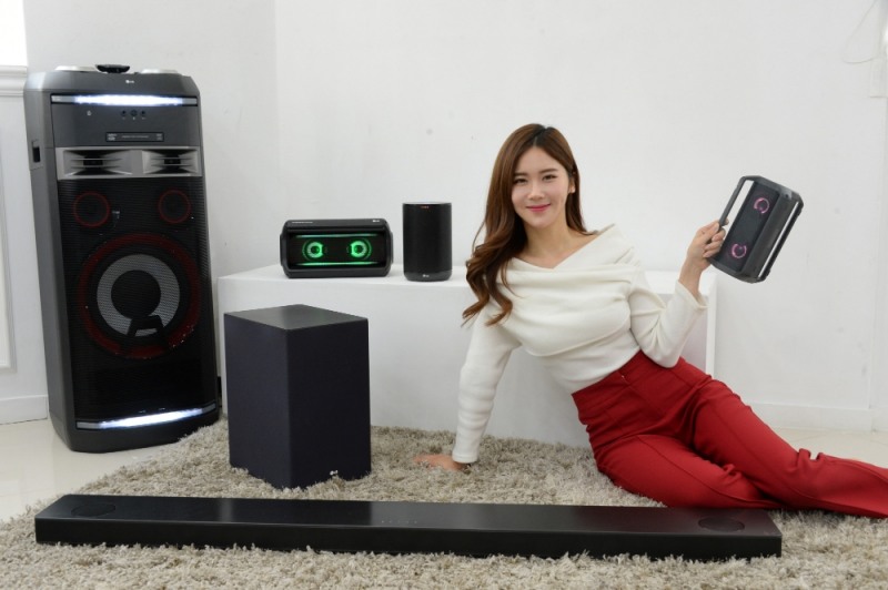 △LG전자 모델이 제품을 오디오 제품군을 소개하고 있다