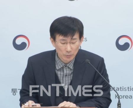 어윤선 통계청 산업동향과장이 28일 세종청사 1브리핑에서 '2017년 11월 산업동향'을 발표하고 있다.