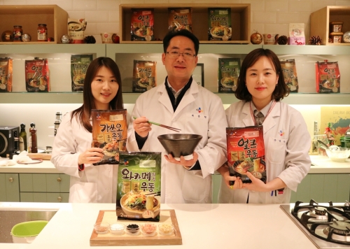 (좌측부터)지난 27일 CJ제일제당 백설요리원에서 유현정 CJ제일제당 선임연구원, 최종택 책임연구원, 한영주 수석연구원이 ‘가쓰오 우동’ 제품을 소개하고 있다. CJ제일제당 제공