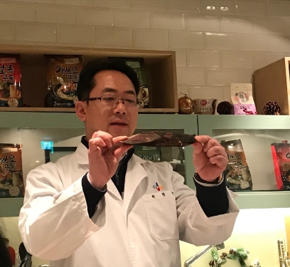 최종택 CJ제일제당 책임연구원이 '가쓰오 우동' 육수 재료인 가다랑어의 손질법을 소개하고 있다. 신미진기자