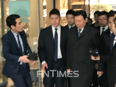 신동빈 롯데그룹 회장이 지난해 11월 22일 서울중앙지방법원에서 열리는 롯데 총수일가 경영비리 1심 선고공판에 출석하기 위해 법정으로 향하고 있다. 신미진 기자